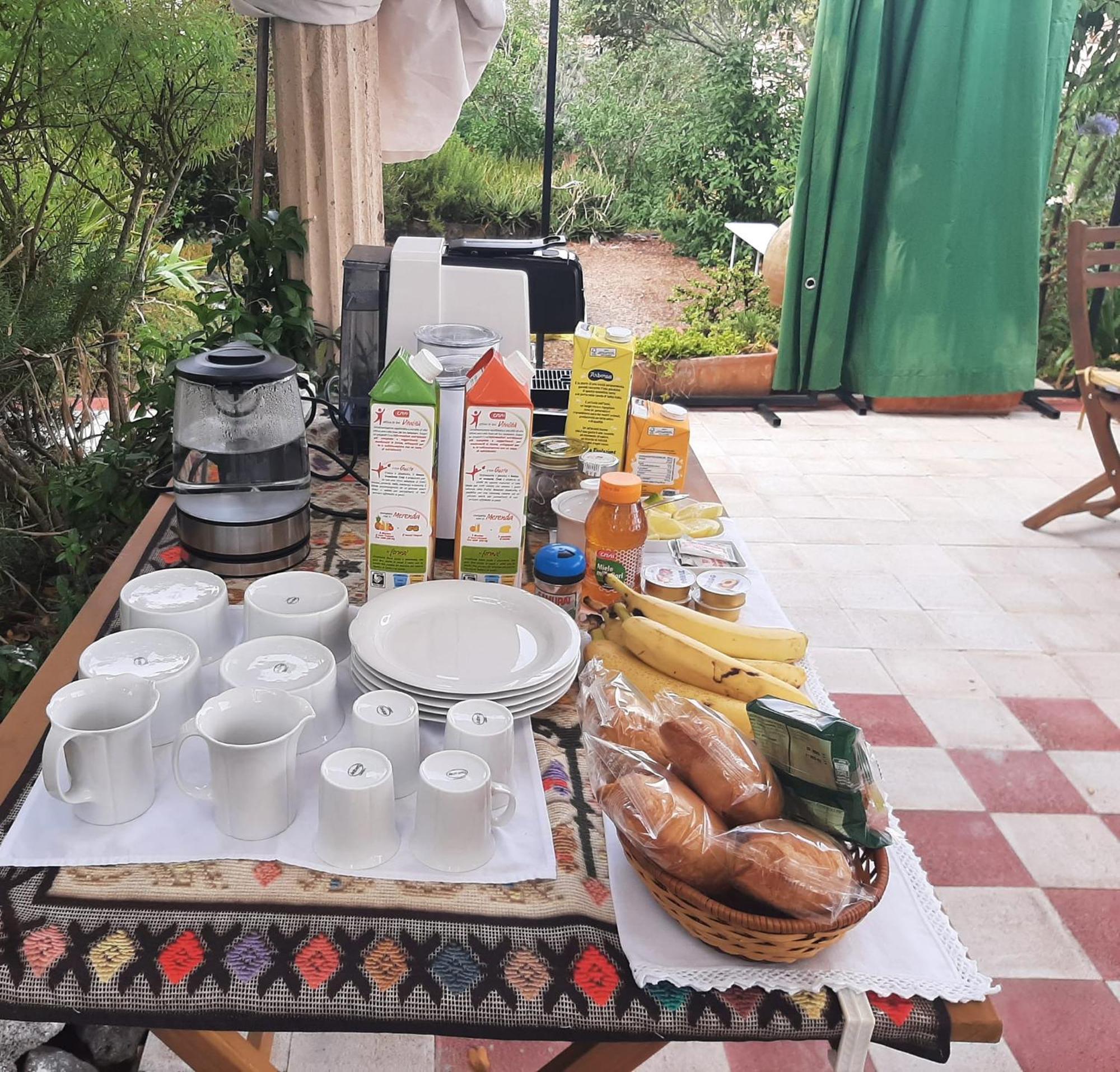 B&B Il Giardino Del Barone Pozzomaggiore Екстериор снимка